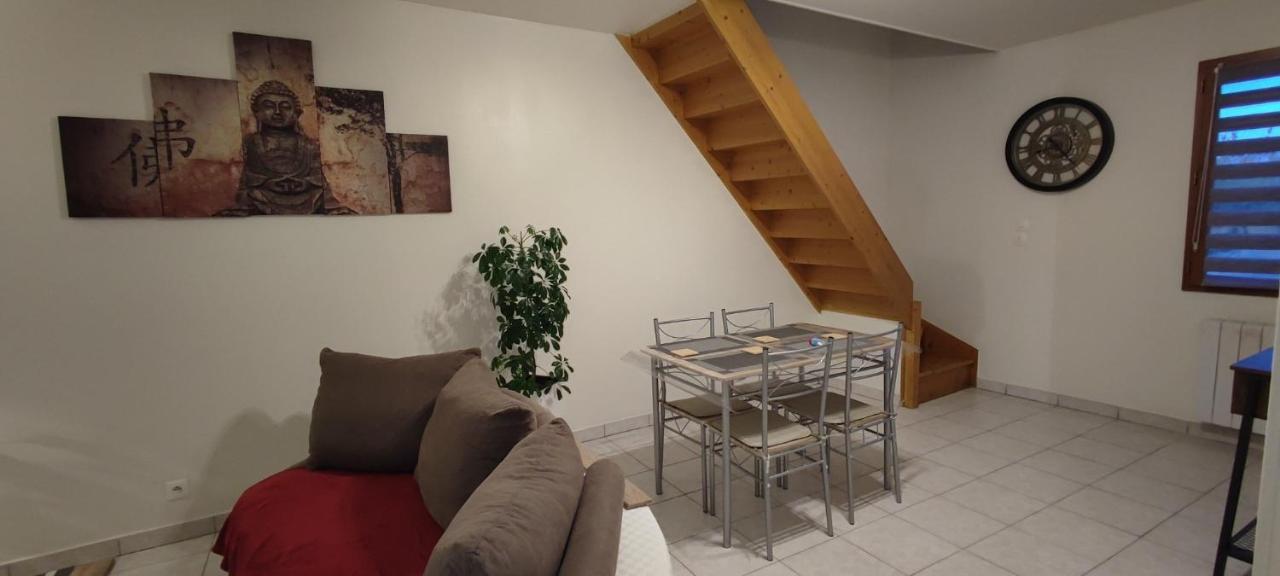 Au Pied Du Chateau 2 Bellegarde-du-Loiret Habitación foto