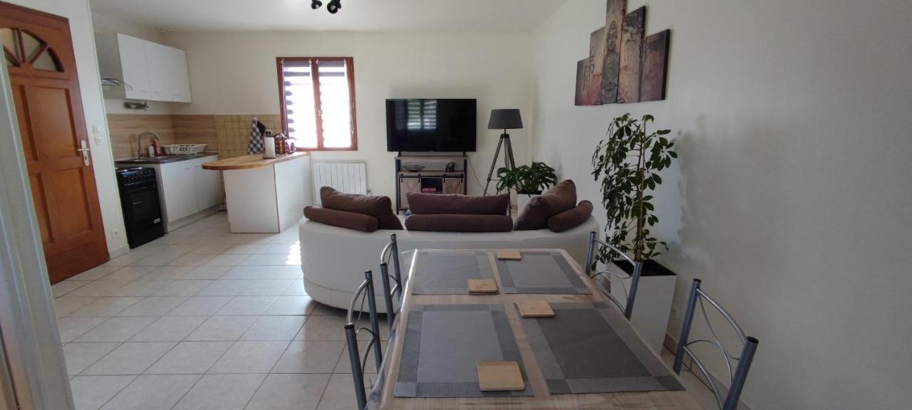 Au Pied Du Chateau 2 Bellegarde-du-Loiret Habitación foto